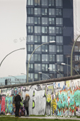<b>BRL1015</b><br>Europe; Allemagne; Berlin; Graffiti; Street art; Street; Straße; People; Couple; Wall; Building