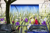 <b>BRL1042</b><br>Europe; Allemagne; Berlin; Graffiti; Street art; Street; Straße; Woman; Walk; Flower; Garden