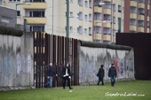<b>BRL1043</b><br>Europa; Germania; Berlin; Graffiti; Street art; Monument; People; Walk; Tourist; Gap; Remember; Wall; West