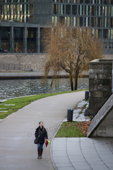 <b>BRL1047</b><br>Europa; Alemania; Berlin; Person; Woman; Girl; Walk; Bridge; Garden; River