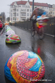 <b>BRL1049</b><br>Europa; Germania; Berlin; Graffiti; Street art; Cyclist; Straße; Street; Bicycle; Bridge; Rain; Guard stone