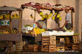 <b>MRC1009</b><br>África, Marruecos, Arabe, Berber, Medina, Mercado, Tienda, Marrakech, Hombre, Banana, Trabajando