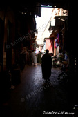 <b>MRC1019</b><br>África, Marruecos, Arabe, Berber, Medina, Mercado, Tienda, Marrakech, Sombra, Hombre, Personas, Gente, Caminando, Andando