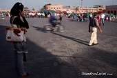 <b>MRC1034</b><br>Afrique, Maroc, Arabe, Berber, Medina, Yamaa el Fna, Marrakech, People, Square, Place, Mobile, Women, Girl, Speaking, Walking, Walk, Scooter, Fast, Moto