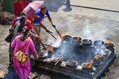 <b>NPL1056</b><br>Nepal; Kathmandu; Pashupatinath; Temple; Hinduism; People; Fire; Devotee; Ceremony; Prayer; Ritual