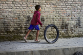 <b>NPL1142</b><br>Nepal; Kathmandu; Street; People; Dust; Play; Game; Wheel; Kid; Fun