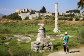 <b>TKY1010</b><br>Turquie, Izmir, Selçuk, Temple of Artemis, Temple of Diana, Seven Wonders of the Ancient World, Archaeological site, Girl, Walk, Castle