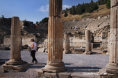 <b>TKY1050</b><br>Turquie, Izmir, Selçuk, Ionia, Ephesus, Unesco, World Heritage, Greek, View, Landscape, Girl, Walk, Sunset, Roman Empire, Roman ruins, Archaeological site, Sculpture
